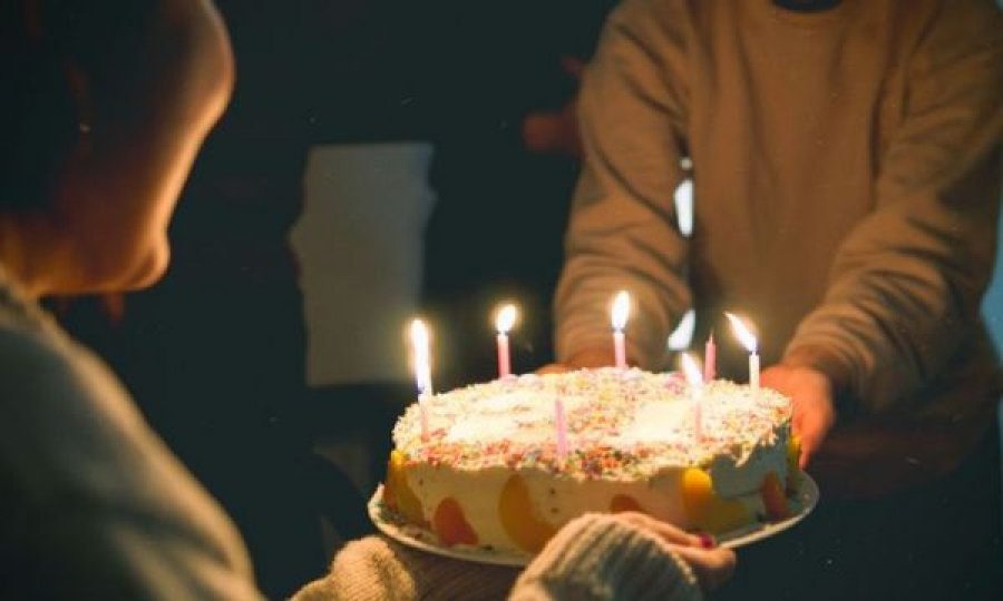 Nëna me Covid-19 organizon dy festa për ditëlindjen e të birit, 60 të ftuar përfundojnë në karantinë