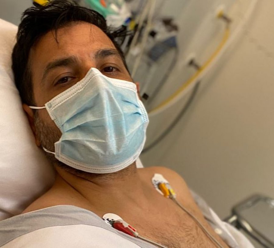 “Kurrë s’e kam besuar virusin”, këngëtari kosovar infektohet me COVID-19 dhe bën thirrje nga shtrati i spitalit