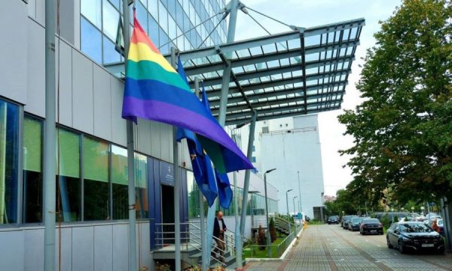 Flamuj të LGBTIQ+ vendosen pranë Qeverisë për ta promovuar mbrojtjen e anëtarëve të këtij komuniteti