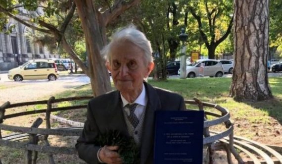 Diplomohet për herë të tretë në moshën 94-vjeçare 