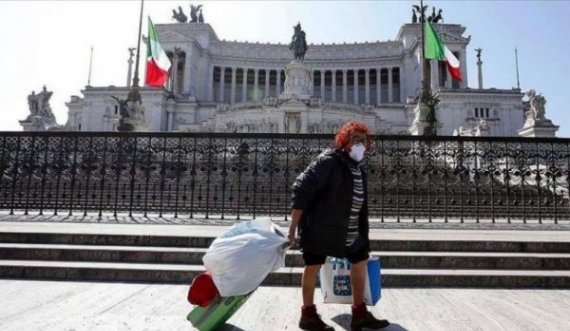 Në Itali sugjerohet të mbahet maska edhe nëpër shtëpi
