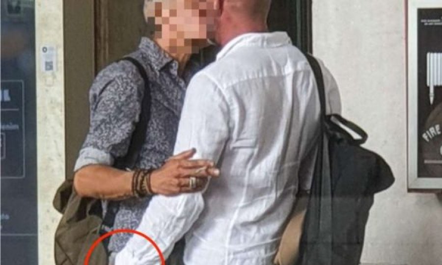 Këngëtari i njohur është gay? Zbulohet e vërteta e fotos që bëri xhiron e mediave