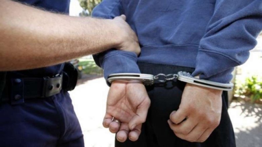 Policia arreston në Pejë të dënuarin për grabitje, dërgohet në Burgun e Dubravës