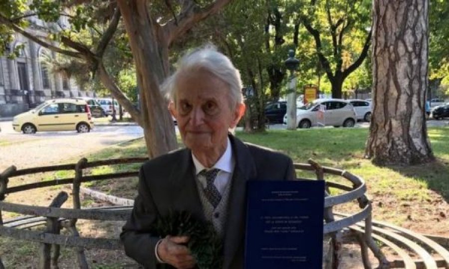 Diplomohet për herë të tretë në moshën 94-vjeçare 