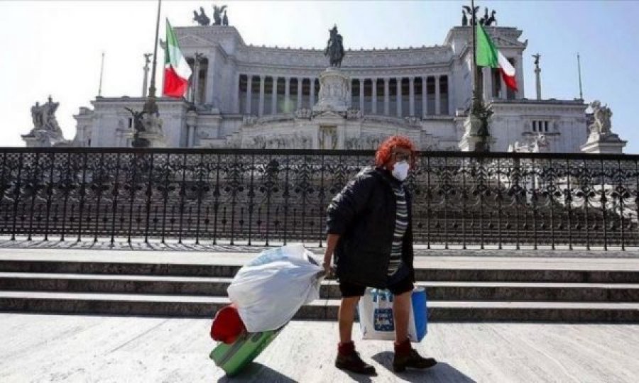 Në Itali sugjerohet të mbahet maska edhe nëpër shtëpi