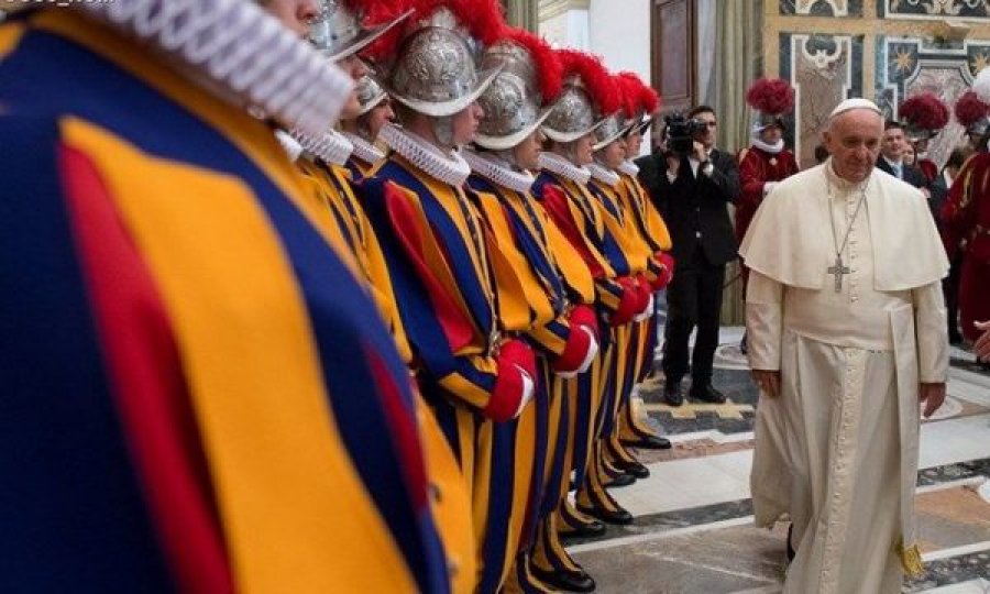 Katër roje të Papa Franceskut rezultojnë pozitivë me koronavirus