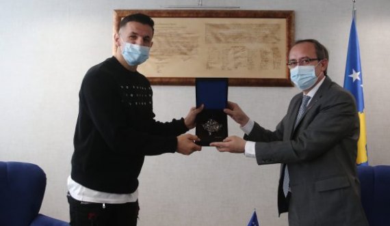 Kryeministri Hoti: Krasniqi s’u dorëzua kurrë, uroj të jetë frymëzim për të rinjtë tanë