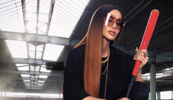 Dafina Zeqiri shfaqet e “rrezikshme” në skenat e klipit të ri 