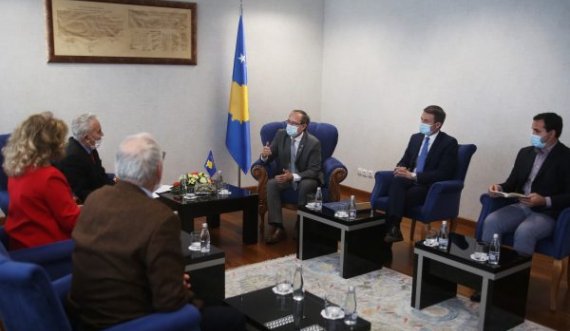 Hoti i pret në zyrë përfaqësuesit e pensionistëve: Qeveria do t’ju qëndrojë afër