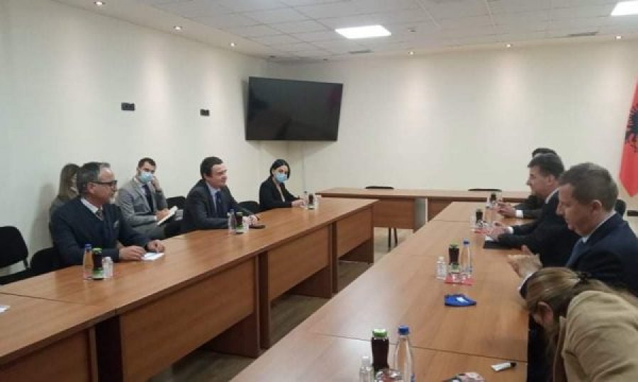 Lajçak takohet me Kurtin në zyrat e Vetëvendosjes