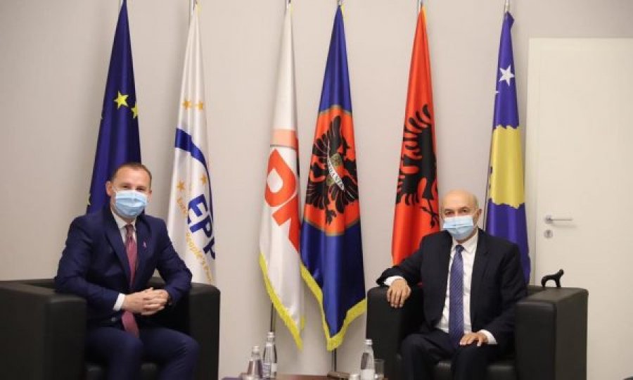 Mustafa takohet me Zemajn, flasin për situatën me pandeminë