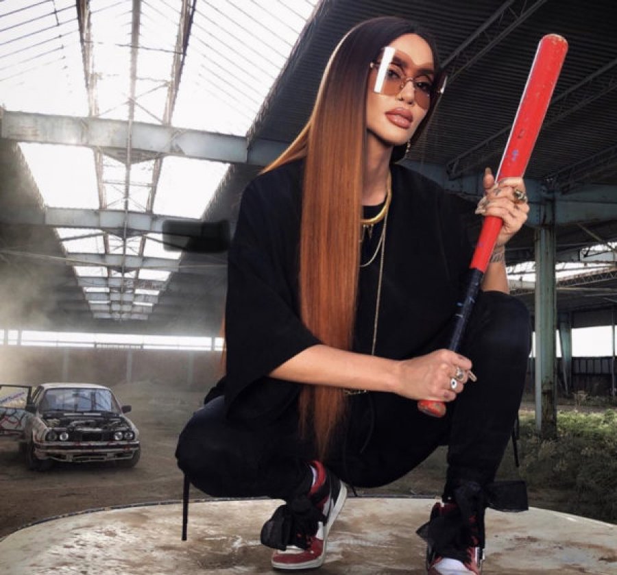 Dafina Zeqiri shfaqet e “rrezikshme” në skenat e klipit të ri