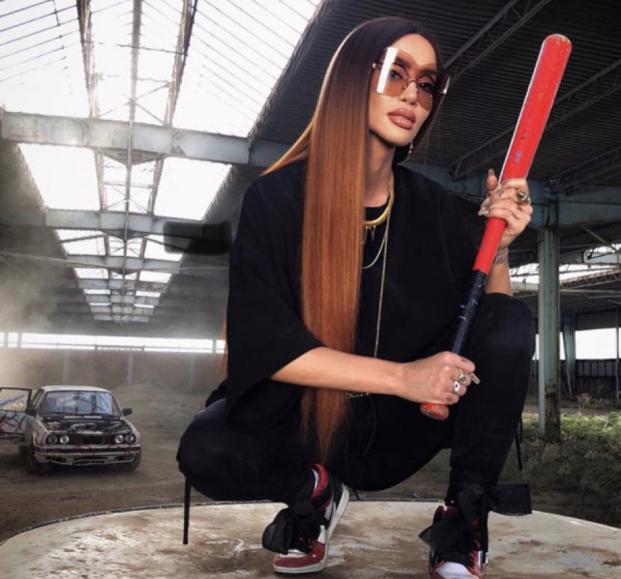 Dafina Zeqiri shfaqet e “rrezikshme” në skenat e klipit të ri 