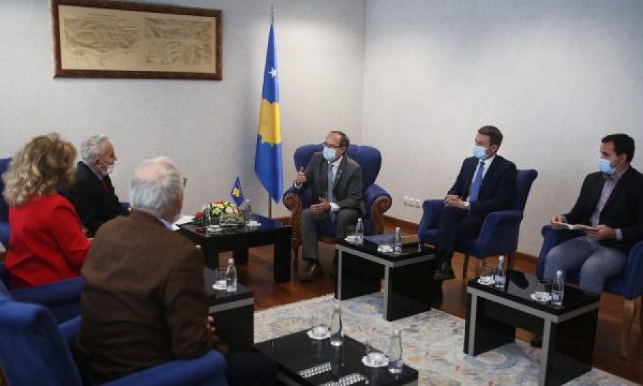 Hoti i pret në zyrë përfaqësuesit e pensionistëve: Qeveria do t’ju qëndrojë afër
