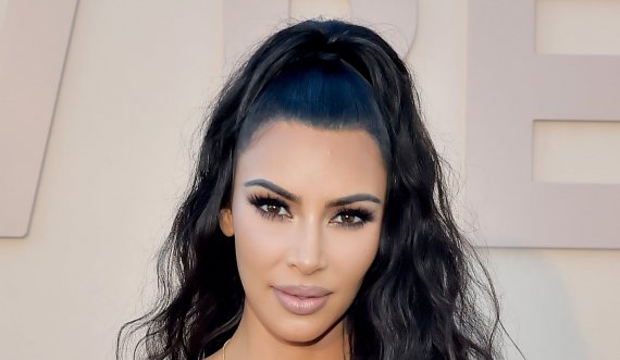 Kim Kardashian tejet atraktive me poza mbi veturë