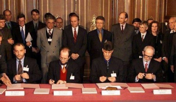 Tensioni në Rambuje / Hasani: Iu afrova Rugovës, ai reagoi i shqetësuar “he, fol Enver”