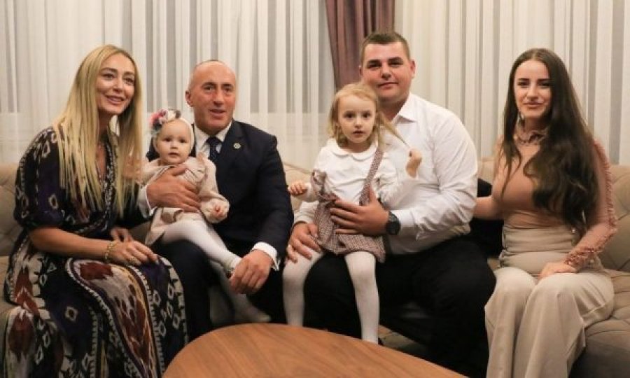Haradinaj bëhet kumbar i dy vajzave