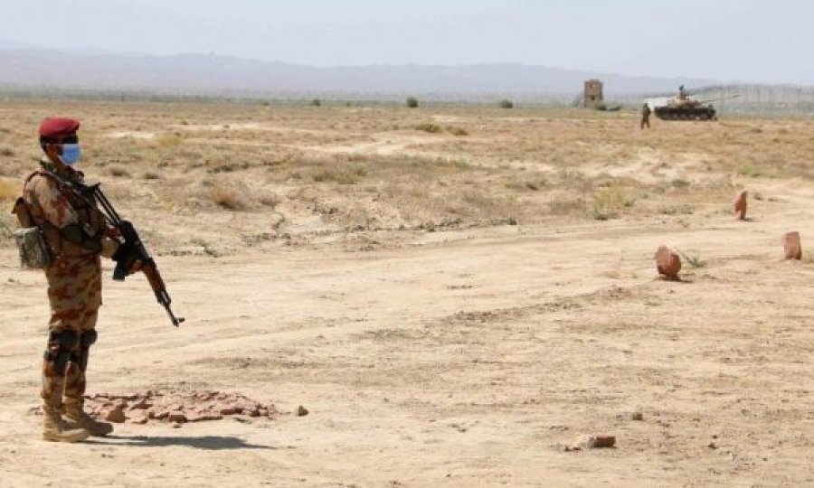 Sulmohet një karvan paraushtarak në Pakistan, vdesin 14 persona