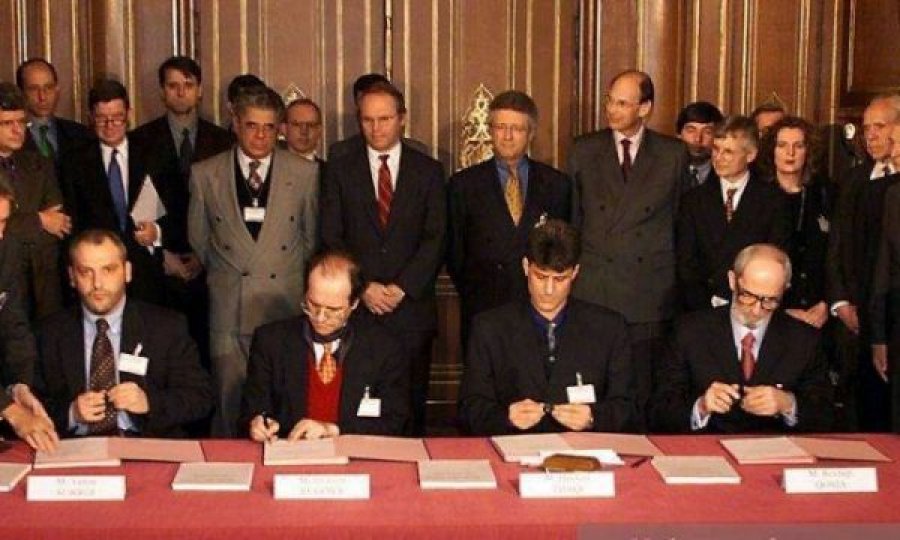 Tensioni në Rambuje / Hasani: Iu afrova Rugovës, ai reagoi i shqetësuar “he, fol Enver”
