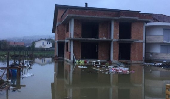 Pamje tmerruese vijnë nga Peja, këto janë dëmet që ka shkaktuar shiu