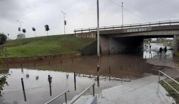 Sa herë bjen shi Prishtinën e merr uji, komuna ende në gjumë