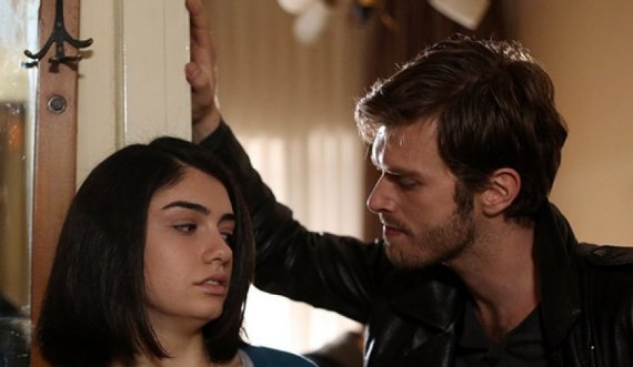 I dashuri i aktores turke kapet mat me një femër tjetër