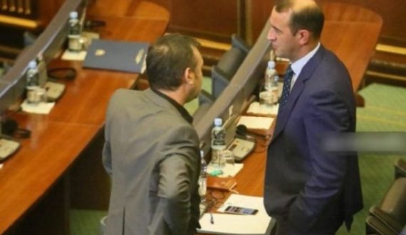 Pak ditë pas përplasjes, Daut Haradinaj publikon një foto të vjetër me Rexhep Selimin