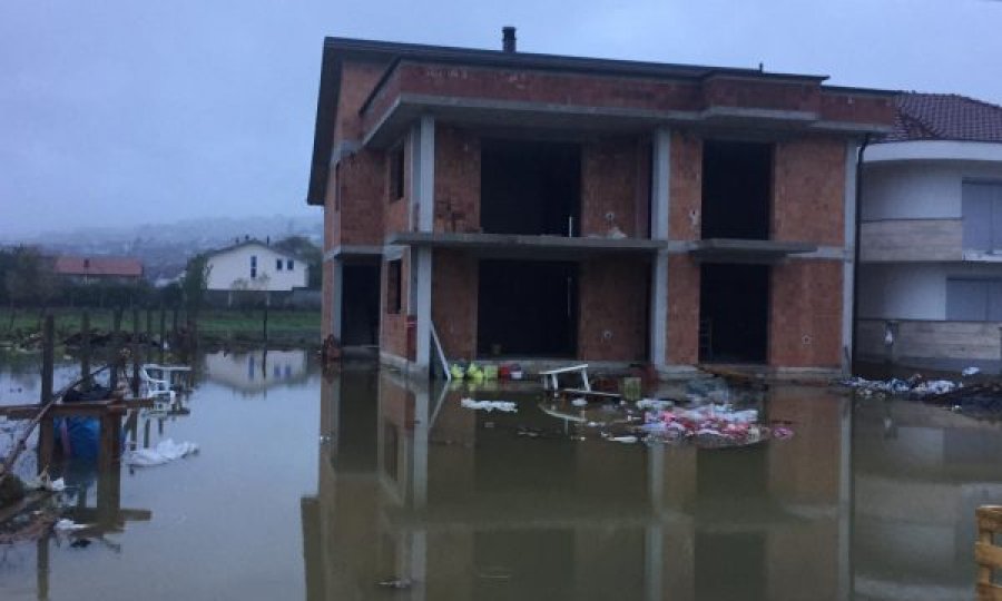 Pamje tmerruese vijnë nga Peja, këto janë dëmet që ka shkaktuar shiu