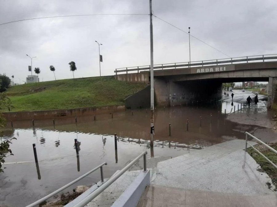Sa herë bjen shi Prishtinën e merr uji, komuna ende në gjumë