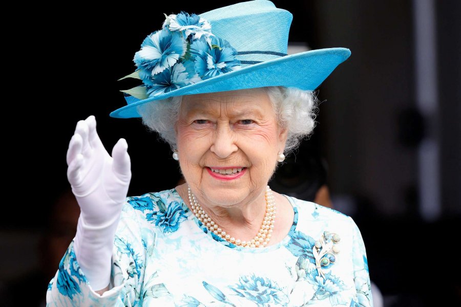 Mbretëresha Elizabetë shfaqet pa maskë në publik