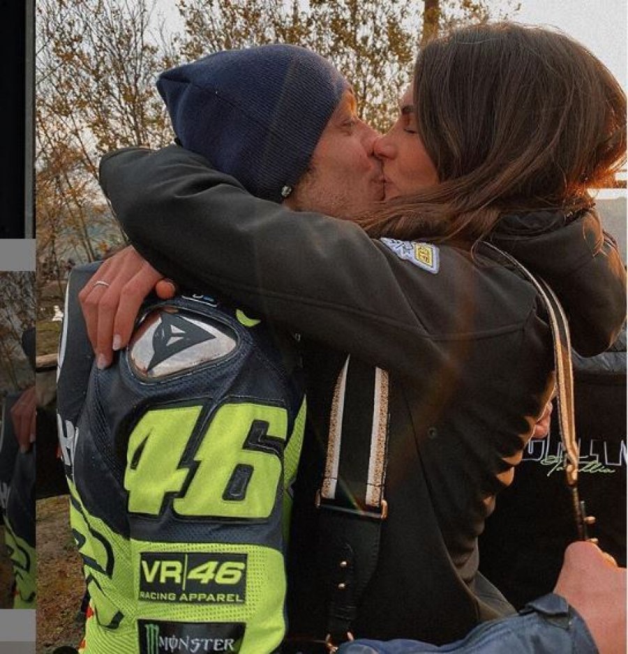 Piloti Valentino Rosi po kalon momente romantike jashtë piste