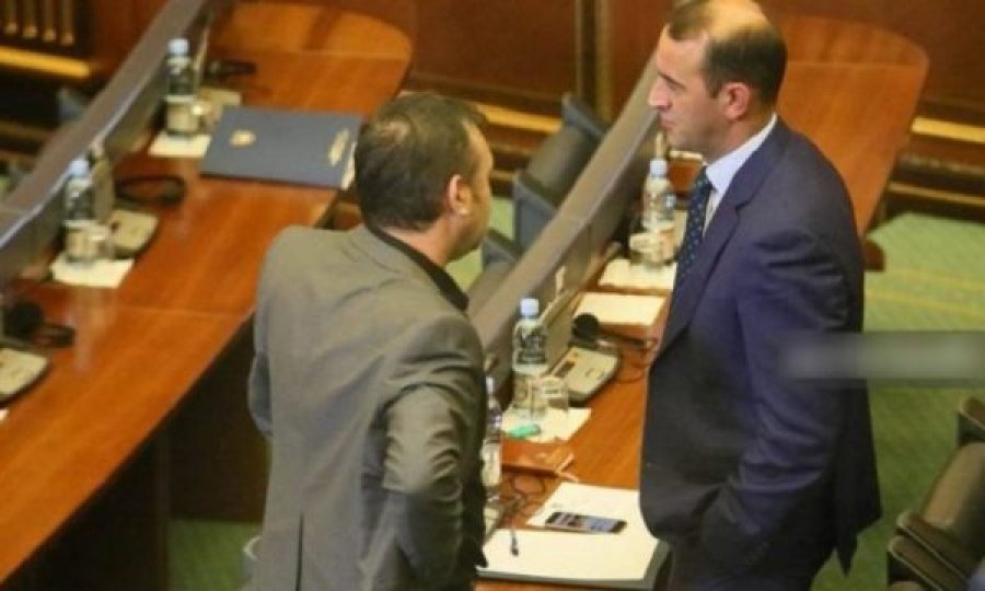 Pak ditë pas përplasjes, Daut Haradinaj publikon një foto të vjetër me Rexhep Selimin