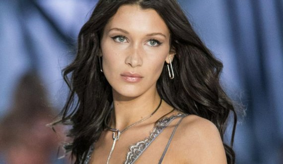 Bella Hadid me imazhe joshëse nga pushimet me shoqe në bregdet