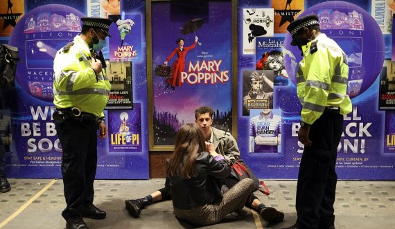 Masat e reja antiCovid, policia u prish festat të rinjve në Britaninë e Madhe