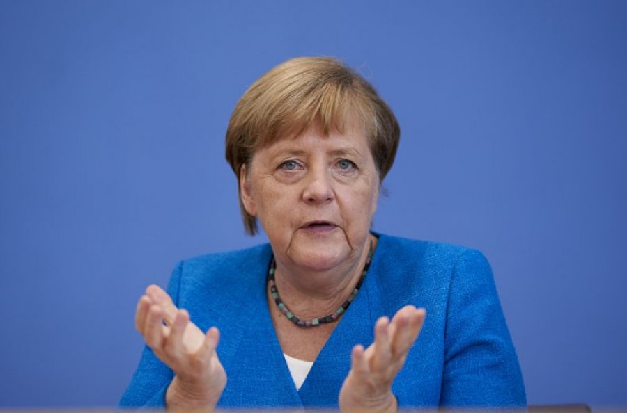 Merkel: Situata me pandeminë është dramatike, duhet disiplinë