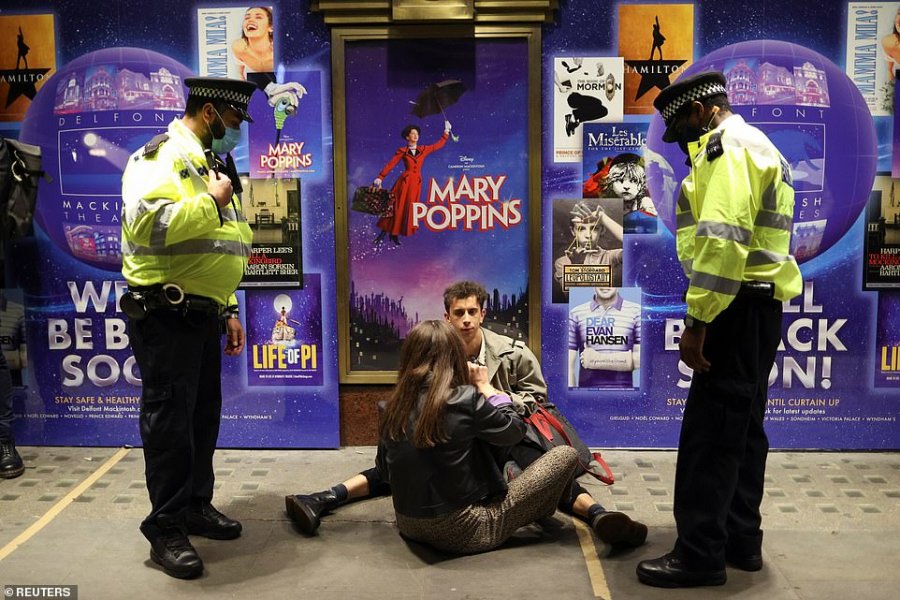 Masat e reja antiCovid, policia u prish festat të rinjve në Britaninë e Madhe