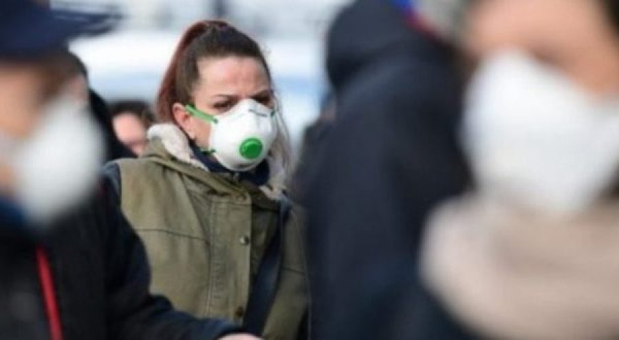 Zvicra ndalon tubimet dhe i detyron qytetarët të bartin maska