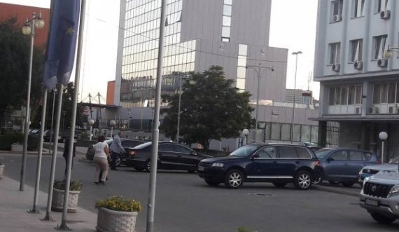 Qeveria ndalon blerjen e veturave zyrtare nga ministritë dhe agjencitë