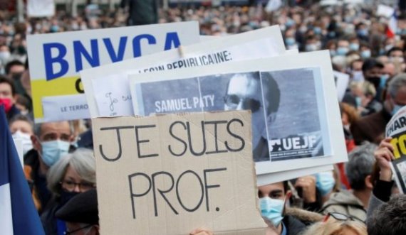 Parisi nderon mësuesin e vrarë, tronditje dhe revoltë pas ekzekutimit