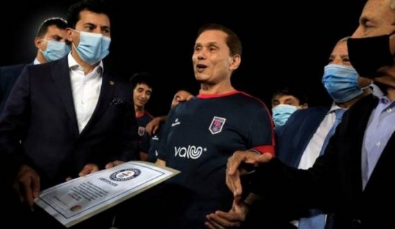 Thyhet rekordi i futbollistit më të vjetër në botë, një 74-vjeçar futet në librin Guinness