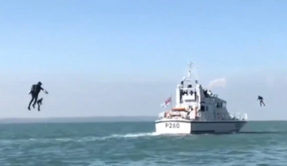 Marinsat britanikë testojnë kostumet fluturuese për bastisjen e anijeve armike