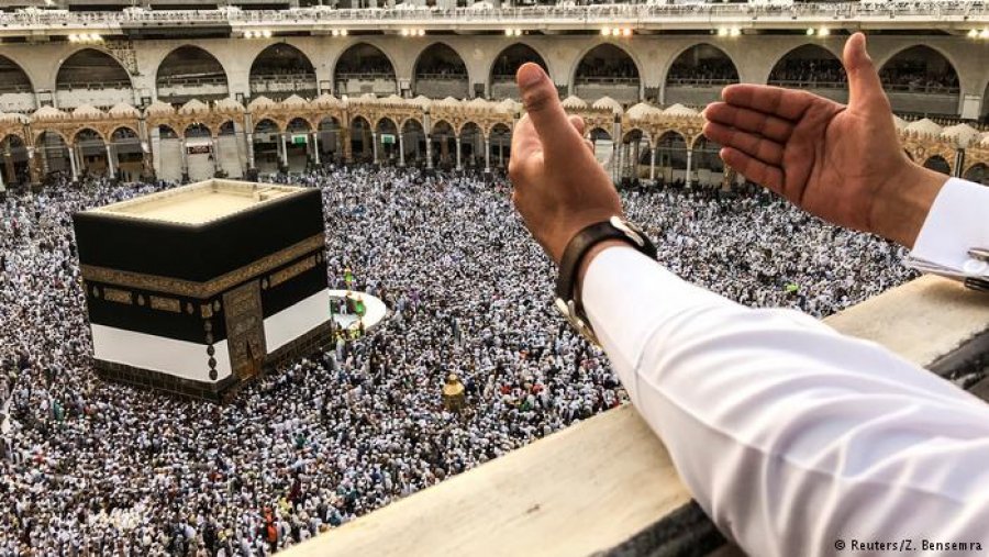 Mrekullia e madhe ka ndodhur në Mekën e Shenjtë 7 muaj pasi u ndalua nga Covid-19, nisin lutjet dhe faljet: Allahu sjelltë shëndet dhe të mira