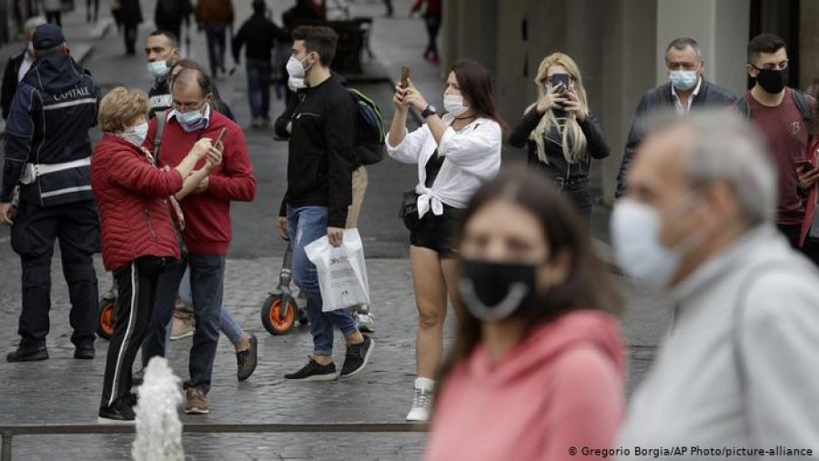 Evropa reagon ndaj pandemisë/ Francë në shtetrrethim natën, Sllovenia heq dorë nga…