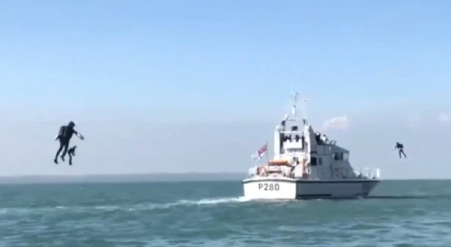 Marinsat britanikë testojnë kostumet fluturuese për bastisjen e anijeve armike