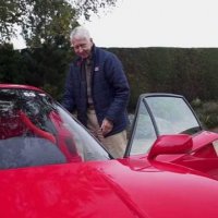 80-vjeçari që vozit Ferrari, thotë se kënaqet me të
