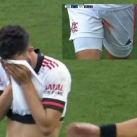Dëmtim i frikshëm në organin gjenital, futbollisti i kampionëve të Brazilit largohet nga fusha me njolla gjaku