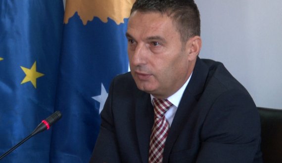 Ish-ministri ndalohet nga policët në shesh, e dënojnë për maskë