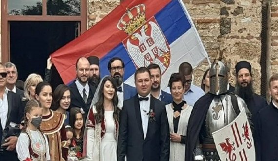 Kryetari i komunës Qendër të Shkupit me këngë për Kosovën si tokë e Serbisë u martua me flamur serb në Graçanicë