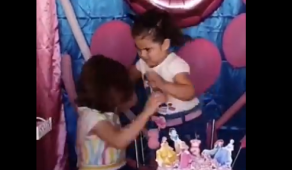 Festa e ditëlindjes përfundon me rrahje, video e dy vajzave të vogla bëhet virale