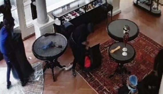 Serbi dhe boshnjaku vjedhin për 4 minuta mallra me vlerë 200 mijë euro të Gucci